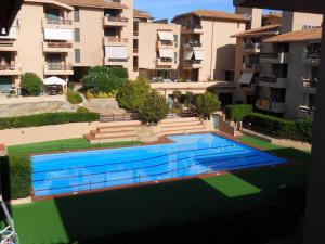 a swimming pool in the middle of a building at Appartamento con piscina e aria condizionata in La Maddalena