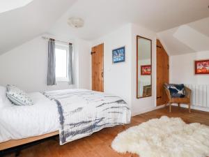 Postel nebo postele na pokoji v ubytování Bro Tref Cottage