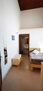 een slaapkamer met een bed en een tafel. bij Casina Raho B&B in Nardò