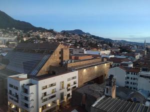 z góry widok na miasto z budynkami w obiekcie Habitaciones Centro Histórico w mieście Bogota