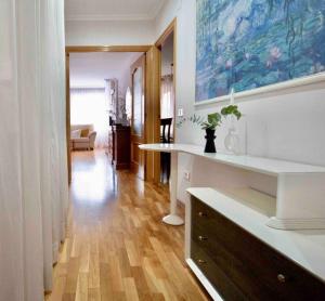 sala de estar con suelo de madera y pasillo en LC Apartaments Soler Blasco, en Castellón de la Plana