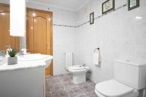 uma casa de banho branca com um WC e um lavatório em LC Apartaments Soler Blasco em Castellón de la Plana