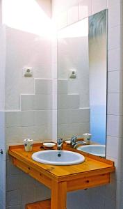 un bagno con lavandino e specchio di Casa dos Sonhos, private terrace, quiet location, walking to village, ecological pool, pets considered, nature friendly a Barão de São João Altre 28 foto