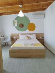 1 dormitorio con 1 cama con 2 toallas en Iris Apartments Ksamil en Ksamil
