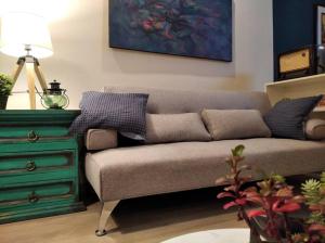 a living room with a couch and a green dresser at Estudio Industrial in Huancayo