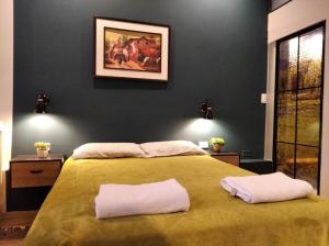sypialnia z dużym łóżkiem z dwoma ręcznikami w obiekcie Estudio Industrial w mieście Huancayo