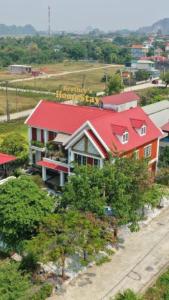 ein rotes überdachtes Haus mit rotem Dach in der Unterkunft Ninh Binh Brother's Homestay in Ninh Bình
