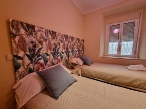 1 dormitorio con 2 camas y ventana en Bonito piso en calle Antolinez en Sevilla