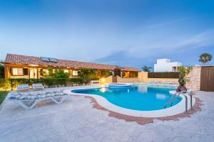 a swimming pool in a yard with a house at Apartamento Jibazahora Escorpio in Zahora