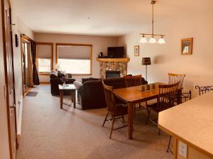 uma sala de estar com uma mesa e uma sala de jantar em Cozy Winter Wonderland Getaway em Canmore