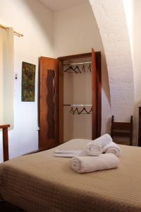 sypialnia z łóżkiem z ręcznikami w obiekcie Evanthea Residence w mieście Kounoupidiana