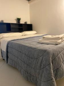 ポリニャーノ・ア・マーレにあるCasa Margherita Stefy - locazione turisticaのベッド(上に青い毛布付)