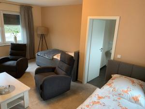 a living room with a couch chair and a bed at Haus Benz für 8 Personen - 4 Zimmer m. Dusche Vollausstattung 1km v. Wittenberge Baustelle A14 Parkplätze Grill Gemeinschaftsküche in Eickerhöfe