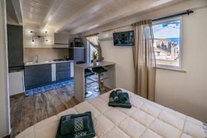 a living room with a couch and a kitchen at Casa Vacanze RetroScena in Avola