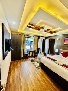 una habitación de hotel con una cama y un escritorio en Hotel Airport Deepshree, en Katmandú