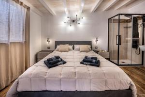 a bedroom with a large bed with pillows on it at Casa Vacanze RetroScena in Avola
