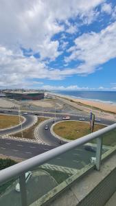 - Vistas a una autopista con el océano y a la playa en Acqua Vert Residence & Loft - Em frente a Praia de Armação e Centro de Convenções, en Salvador