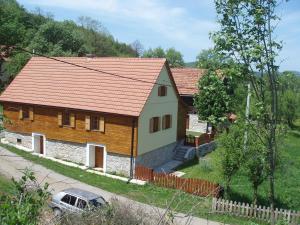 ein Haus mit einem davor geparkt in der Unterkunft Kuća za odmor Vučetić in Brinje