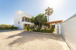 une allée en face d'une maison blanche dans l'établissement Apartamento Jibazahora P2 - Primera Planta, à Zahora