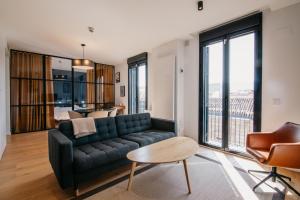 una sala de estar con un sofá y una mesa en tuGuest Obispo Apartment, en Granada