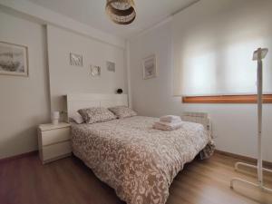 A bed or beds in a room at Céntrico, 100 metros de la playa, reformado,163 m2