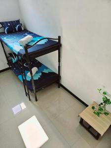 Habitación pequeña con litera y mesa en Aloe Vera Villa, en Negombo