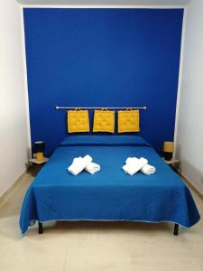 um quarto azul com uma cama azul com toalhas em a casa di Dina em Purgatorio