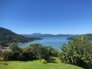 帕拉蒂的住宿－Casa com vista para o mar!，享有以山脉为背景的湖泊美景