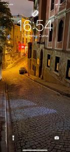 une rue pavée dans une ville la nuit dans l'établissement Sokullu hill, à Istanbul