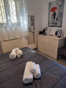 una camera da letto con due asciugamani su un letto di Il Cortiletto ad Agerola