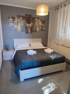 ein Schlafzimmer mit einem großen Bett mit zwei Handtüchern darauf in der Unterkunft Il Cortiletto in Agerola