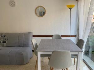 - une salle à manger avec une table, des chaises et un lit dans l'établissement Studio Balaruc-les-Bains, 1 pièce, 2 personnes - FR-1-503-161, à Balaruc-les-Bains