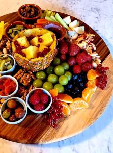 ein Holzbrett mit vielen verschiedenen Obstsorten in der Unterkunft Il Confessionale in Castelnuovo di Porto