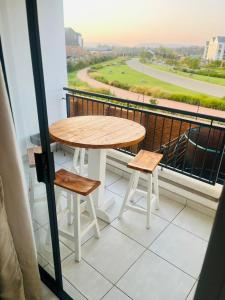 een tafel en 2 stoelen op een balkon met uitzicht bij The blyde crystal lagoon in Pretoria