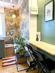 een kamer met een bar met stoelen en een tafel bij Chez Valentine au coeur des Buttes Chaumont et Belleville in Parijs