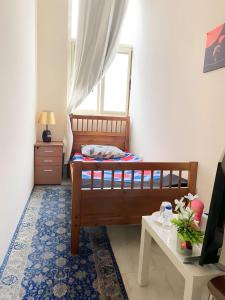ein kleines Schlafzimmer mit einem Bett und einem Fenster in der Unterkunft MBZ - Relax Room in Unique Flat in Abu Dhabi