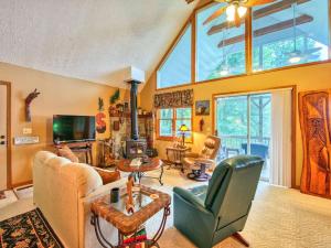 een woonkamer met meubilair en een groot raam bij Red Maple Lookout- Hidden Gem w/ Porch Mtn Views! in Waynesville