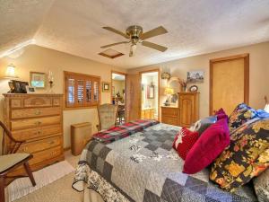 een slaapkamer met een bed en een plafondventilator bij Red Maple Lookout- Hidden Gem w/ Porch Mtn Views! in Waynesville
