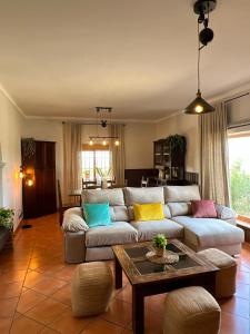 sala de estar con sofá y mesa en Casa Rural Mirador de la Alcaidía, en Hornachuelos