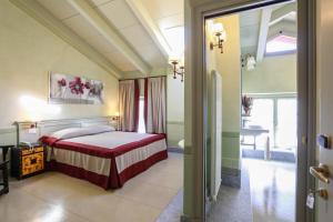 a hotel room with a bed and a bathroom at NaturalMente Wine Resort in Agliano Terme