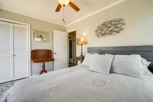 Postel nebo postele na pokoji v ubytování Charming Surf City Beach House - Walk to Ocean!