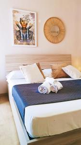 sypialnia z dużym łóżkiem z ręcznikami w obiekcie La Terrazza Di Athena sweet rooms w mieście Agrigento