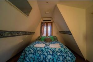 een kleine slaapkamer met een bed op zolder bij Ushuaia magnífica, cabaña 3 dormitorios in Ushuaia