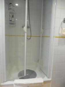 eine Dusche mit Glastür im Bad in der Unterkunft La Lustinoise in Lustin