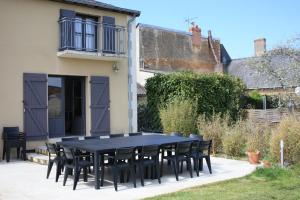 Cheviré-le-RougeにあるVilla Le Printemps, maison 15 pers avec piscineの家の前の黒いテーブルと椅子