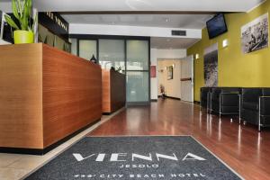 Televízia a/alebo spoločenská miestnosť v ubytovaní Hotel Vienna