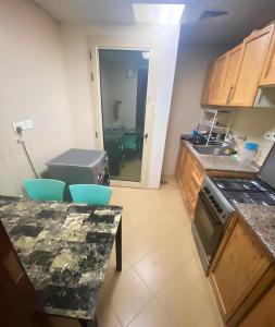 cocina con fregadero y encimera en MBZ - Relax Room in Unique Flat en Abu Dabi