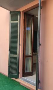 eine offene Tür eines Hauses mit Fenster in der Unterkunft Gira Guest House in Como