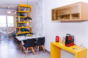 a dining room with a table and chairs at Apartamento Aconchegante próximo ao Shopping Pantanal in Cuiabá