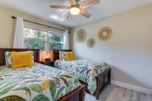 薩拉索塔的住宿－Coastal Sarasota Condo Minutes to Beach!，一间卧室配有两张床和吊扇